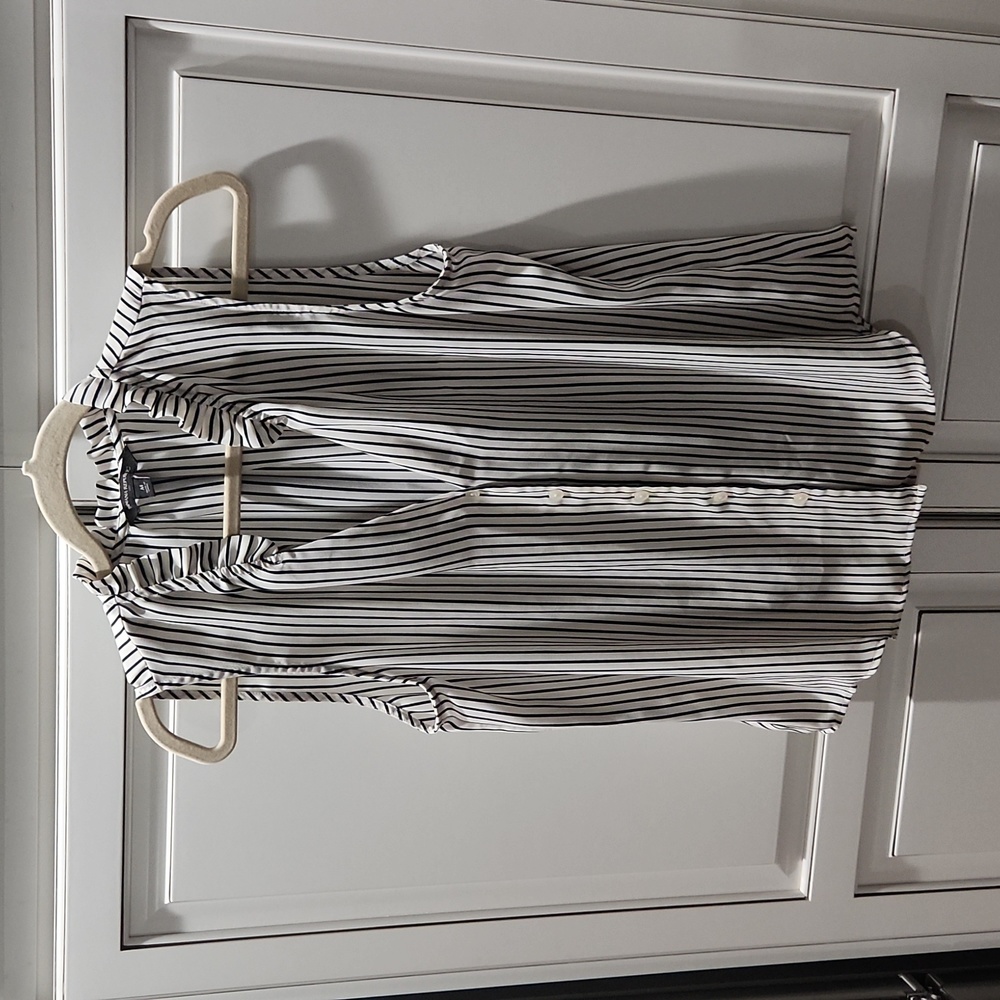 Banana Republic Sleeveless V-Neck Blouse in Black and White Stripe - Sz M. NWOT